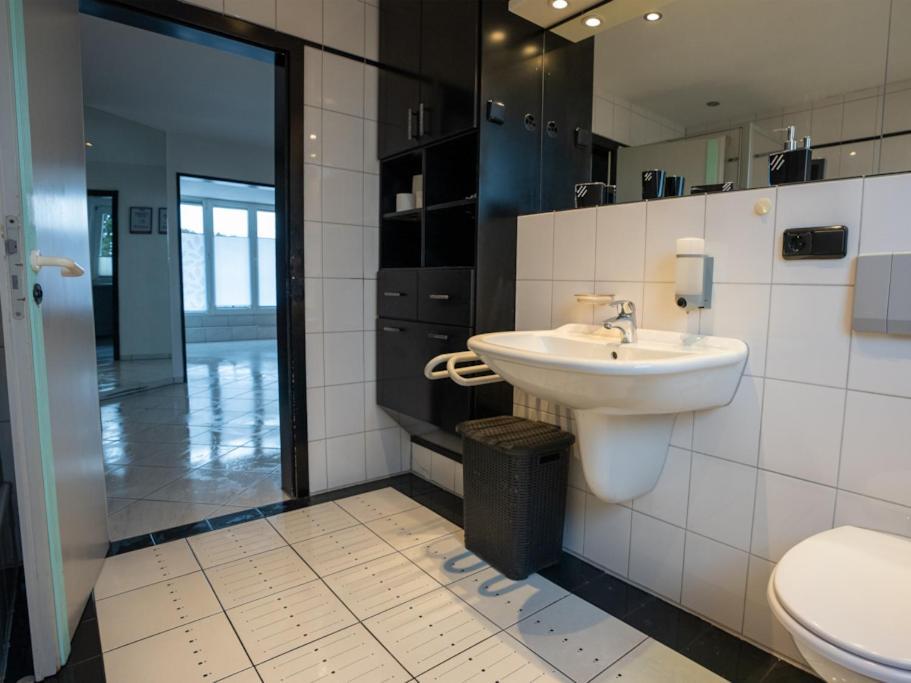Serviceroom24 - Apartment 4 In Gladbeck Wlan - Smart-Tv - 24-7 Check-In Und Kueche Bagian luar foto